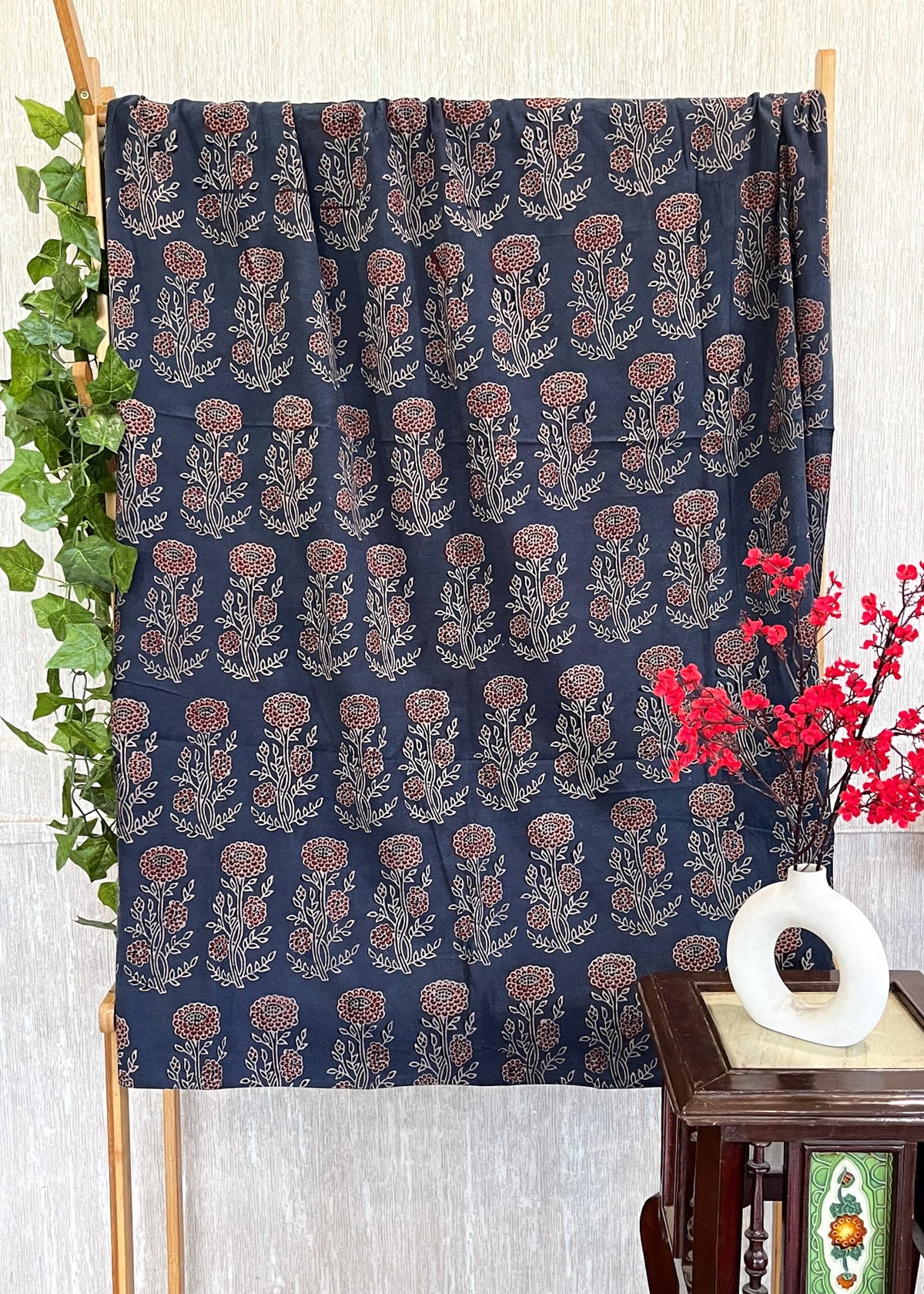 Tissu Ajrakh en coton bleu marine