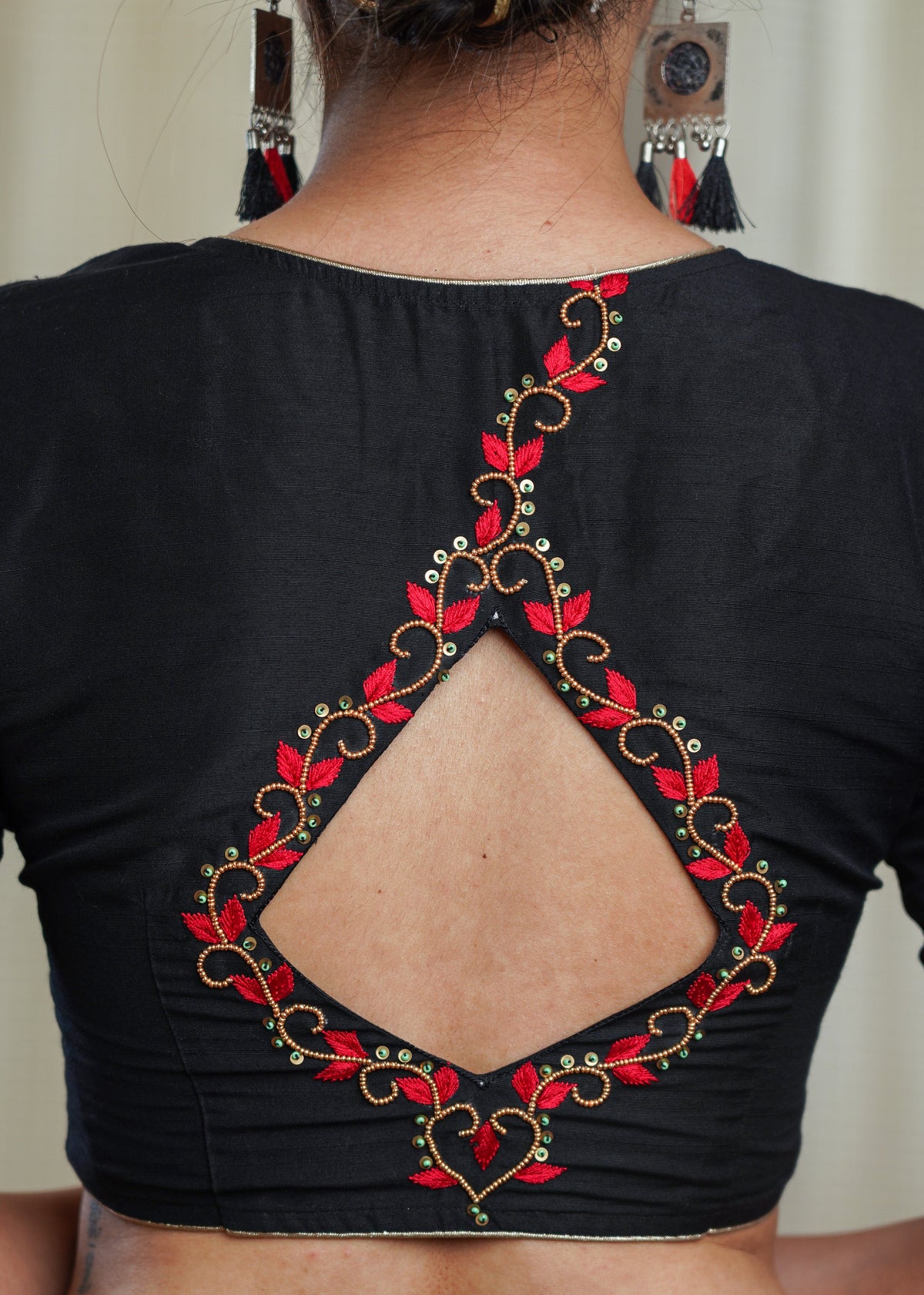 Chemisier en soie et coton noir avec broderie perlée artisanale exclusive au dos et sur les manches