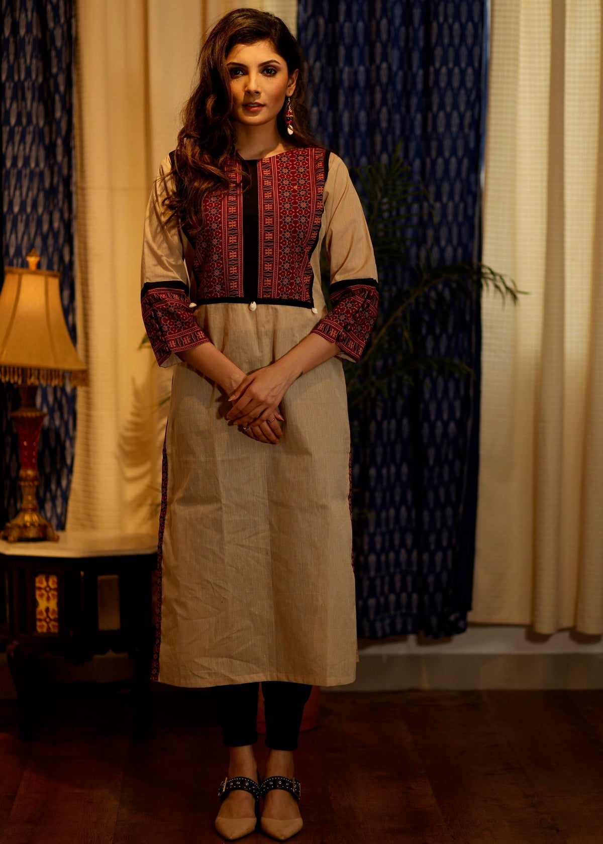 Kurta droit en coton tissé à la main avec empiècement et manches en Ajrakh