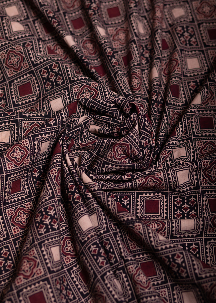 Tissu en coton Ajrakh à imprimé carré noir