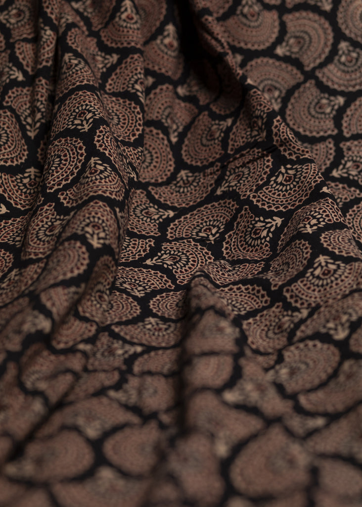 Tissu Ajrakh en coton noir à motifs floraux