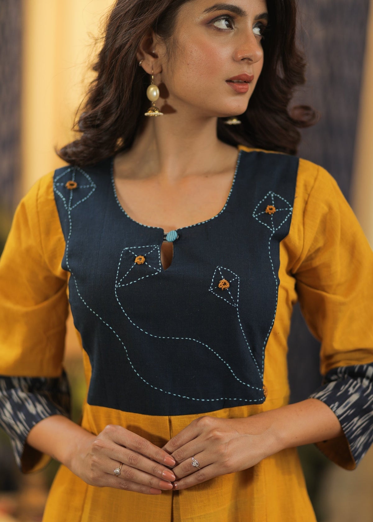 Kurta / Robe une pièce en coton tissé à la main, coupe trapèze légèrement plissée, avec empiècement orné d'Ikat et de cerfs-volants cousus main