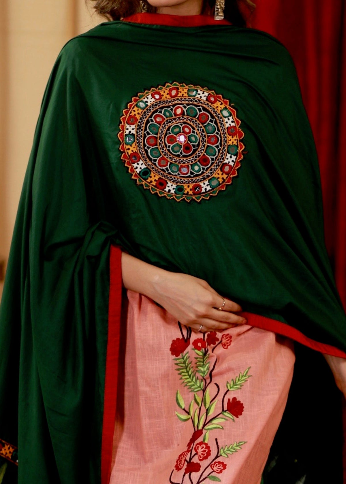 Dupatta en crêpe vert bouteille avec broderie Ikat et travail artisanal exclusif de miroirs Kutch
