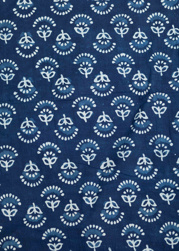 Tissu en coton indigo à motif floral