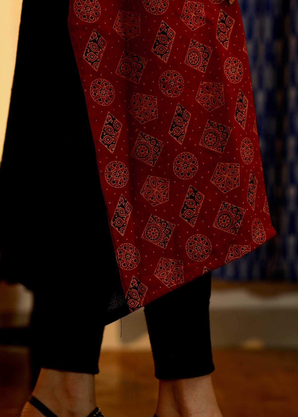 Kurta asymétrique en coton tissé à la main avec contraste Ajrakh