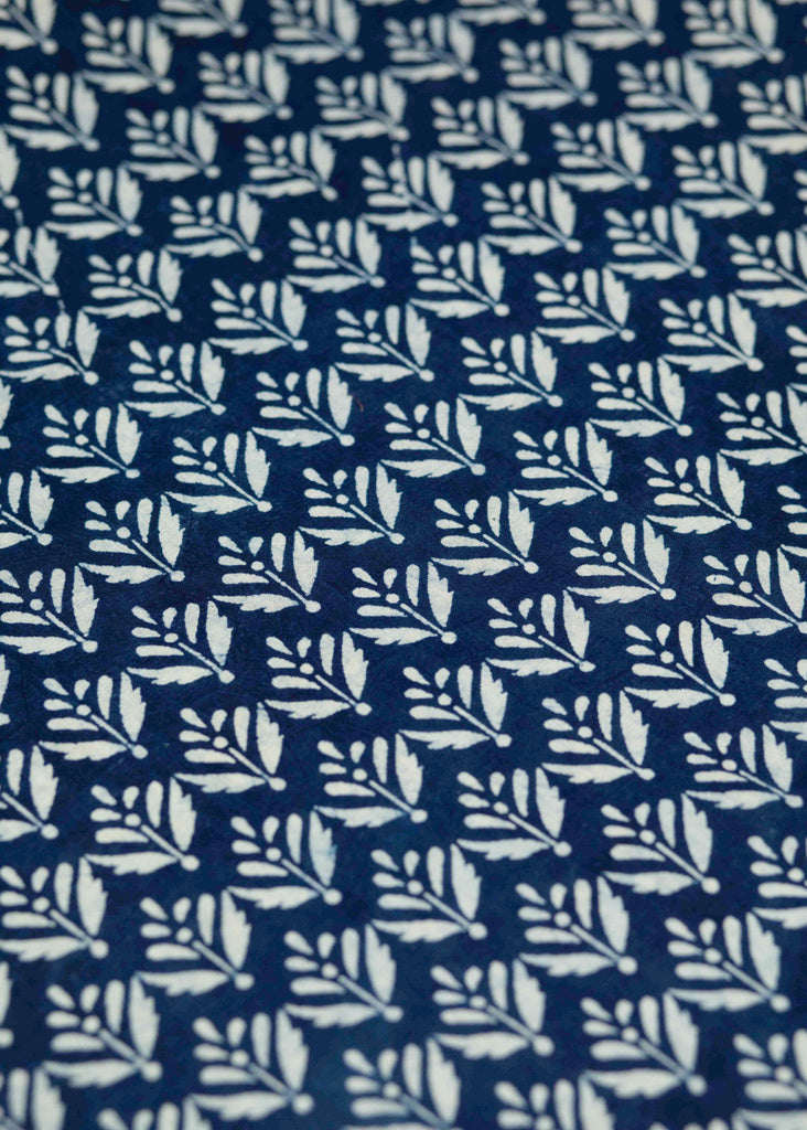 Tissu en coton indigo avec imprimés feuilles