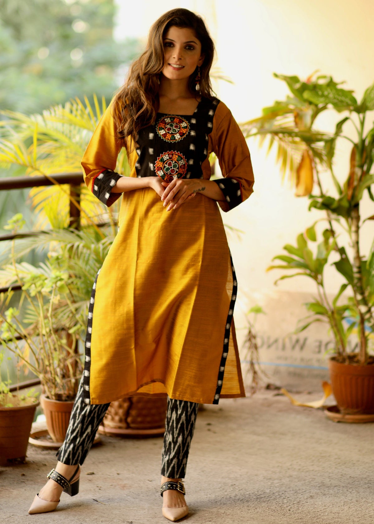 Kurta droit en mélange de soie et coton moutarde avec broderie ikat et miroirs Kutch faits main