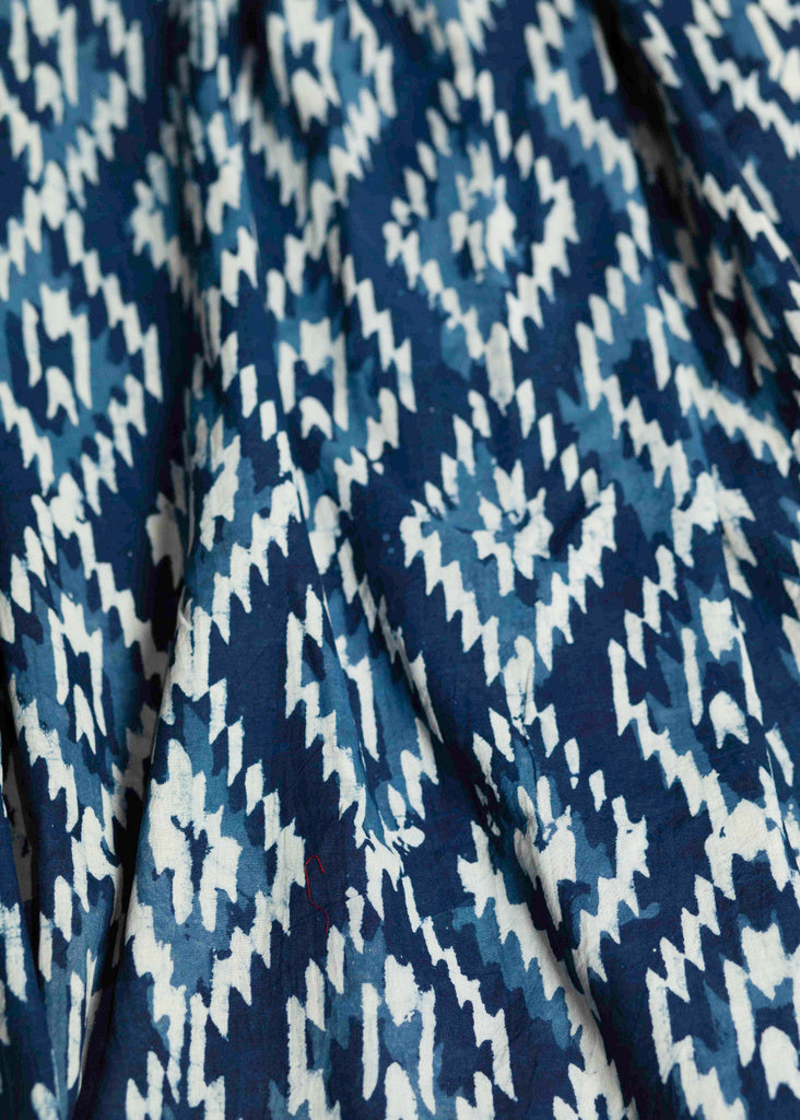 Tissu en coton indigo avec imprimé losanges éclatants