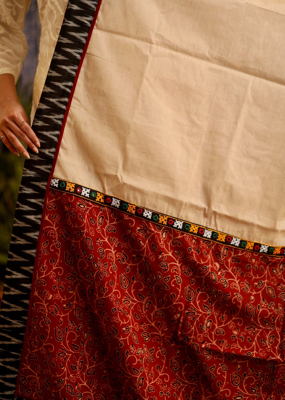 Dupatta en coton tissé à la main blanc cassé avec motifs Ajrakh, Ikat et broderie artisanale du Kutch