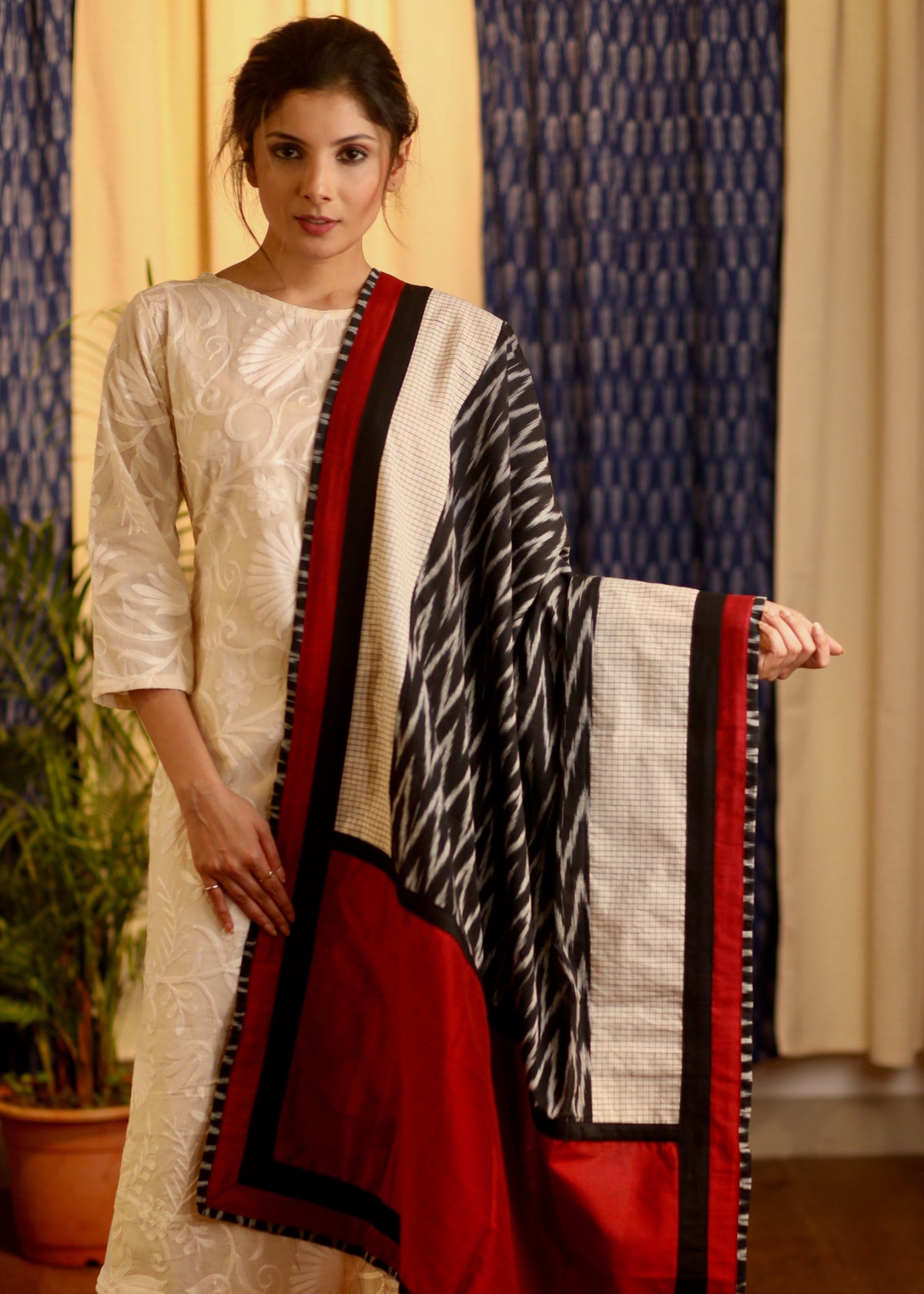 Dupatta en coton Ikat avec bordure contrastée en soie et coton marron