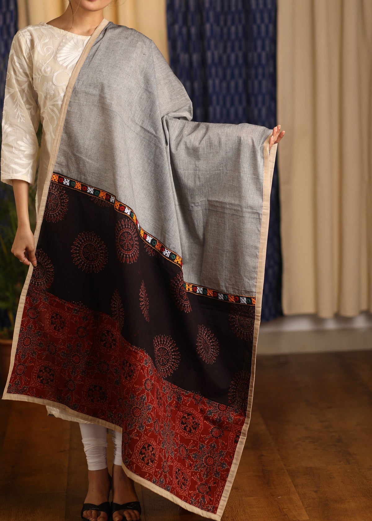 Dupatta en coton gris tissé à la main avec broderies Ajrakh et miroirs artisanaux du Kutch