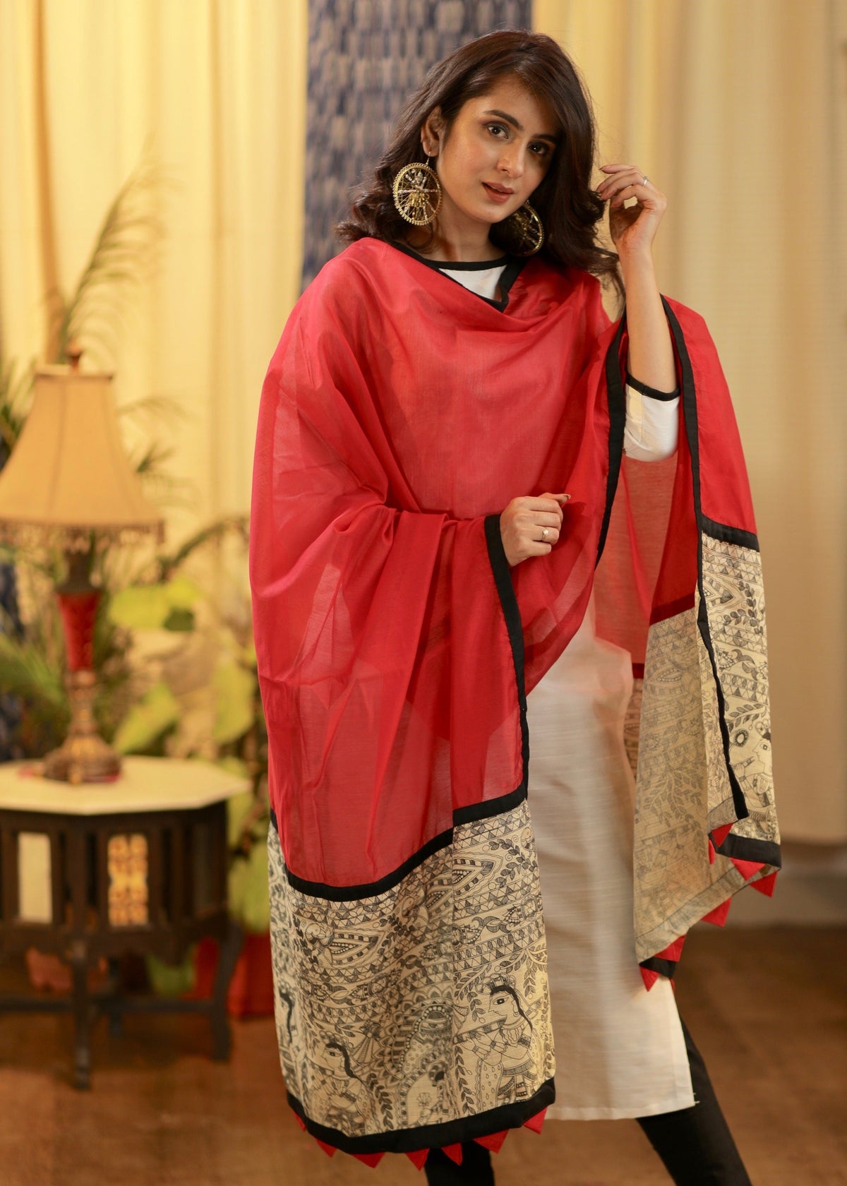 Dupatta rouge en Chanderi avec motifs Madhubani et pompons