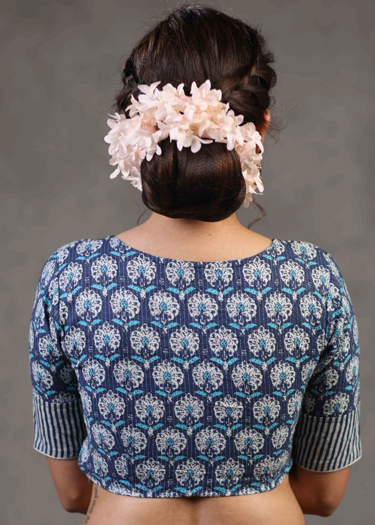 Chemisier tendance en Kantha floral avec rayures contrastées à l'encolure et aux manches