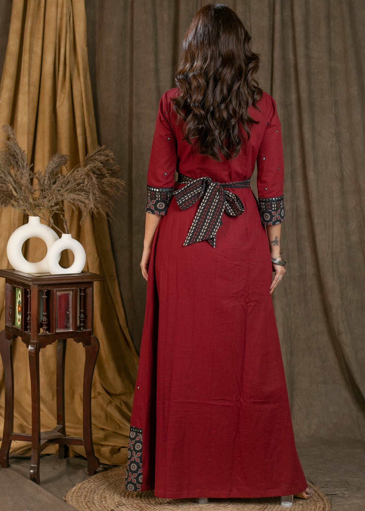 Robe élégante bordeaux en Ajrakh avec encolure festonnée et broderies de miroirs sur l'ensemble.