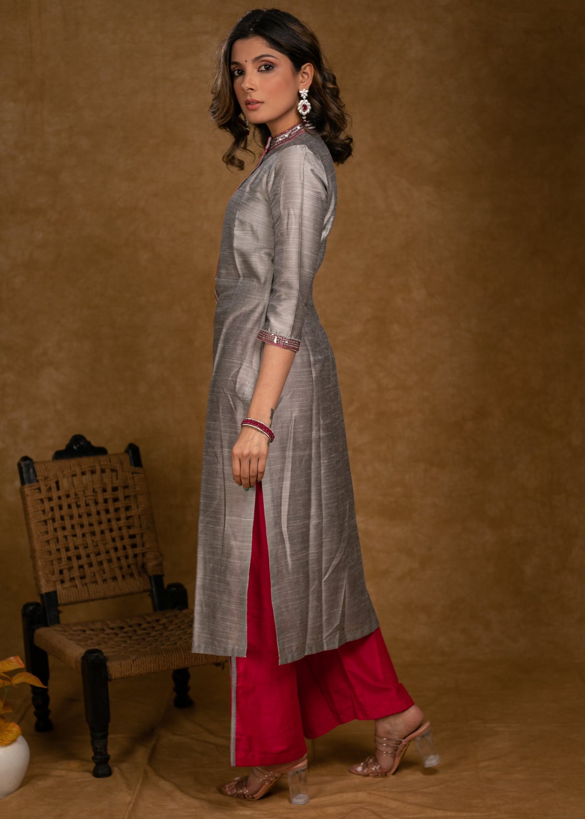 Kurta élégant en soie et coton gris avec broderie à la main ornée de sequins et palazzo rose - 2 pièces