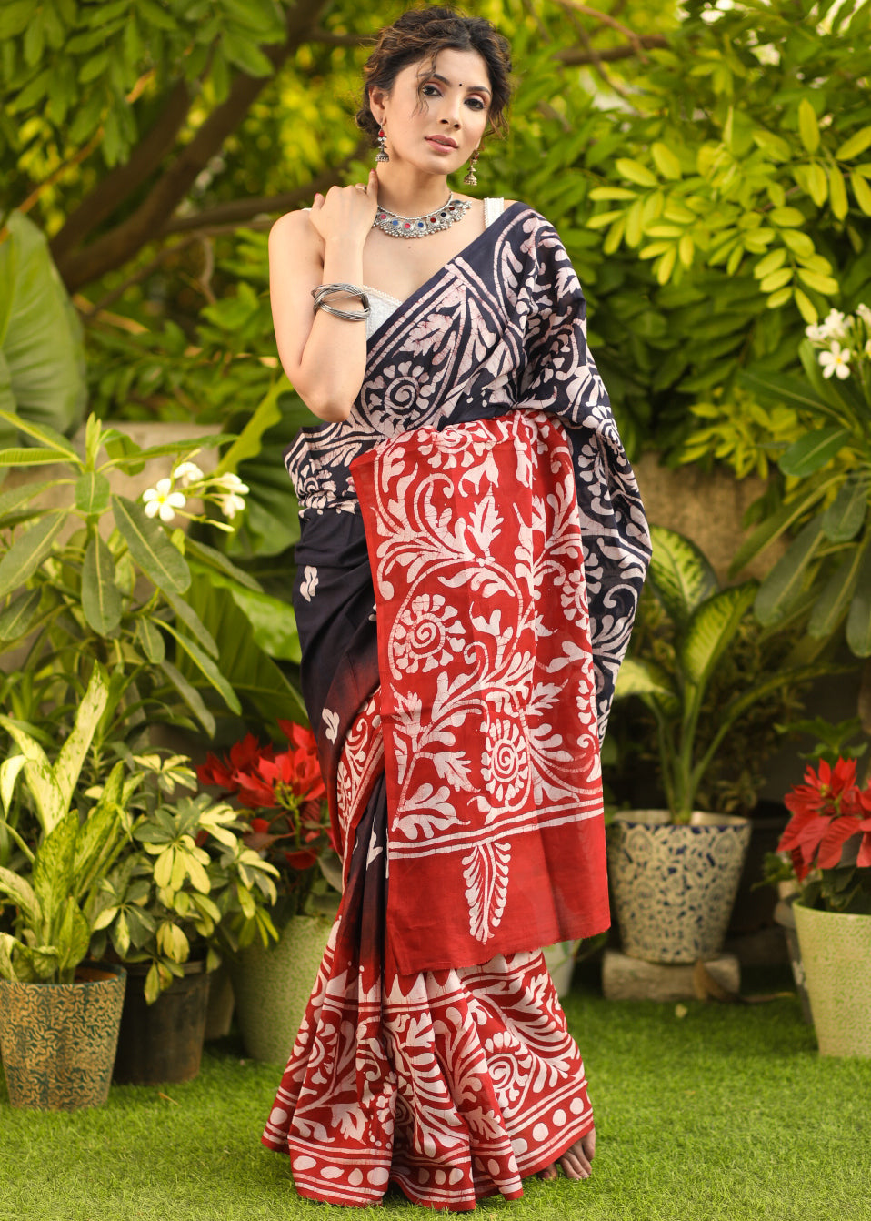 Sari en coton mul orné d'un batik artisanal dans une élégante combinaison de bleu et de rouge