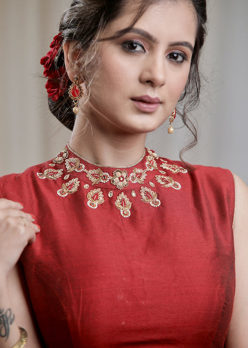 Blouse dos nu en coton et soie marron avec broderie Zardosi exclusive autour de l'encolure. Doublure incluse.