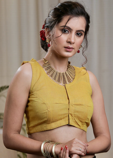 Blouse de créateur en coton tissé à la main jaune moutarde avec dos plissé