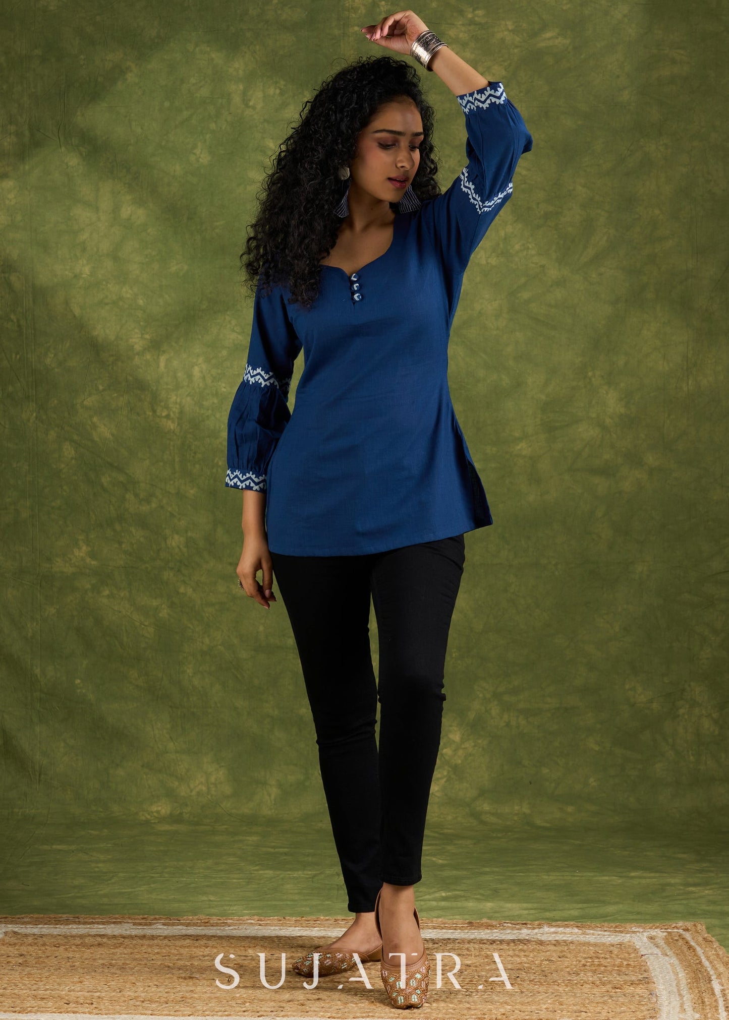 Haut en coton bleu marine avec manches froncées indigo.