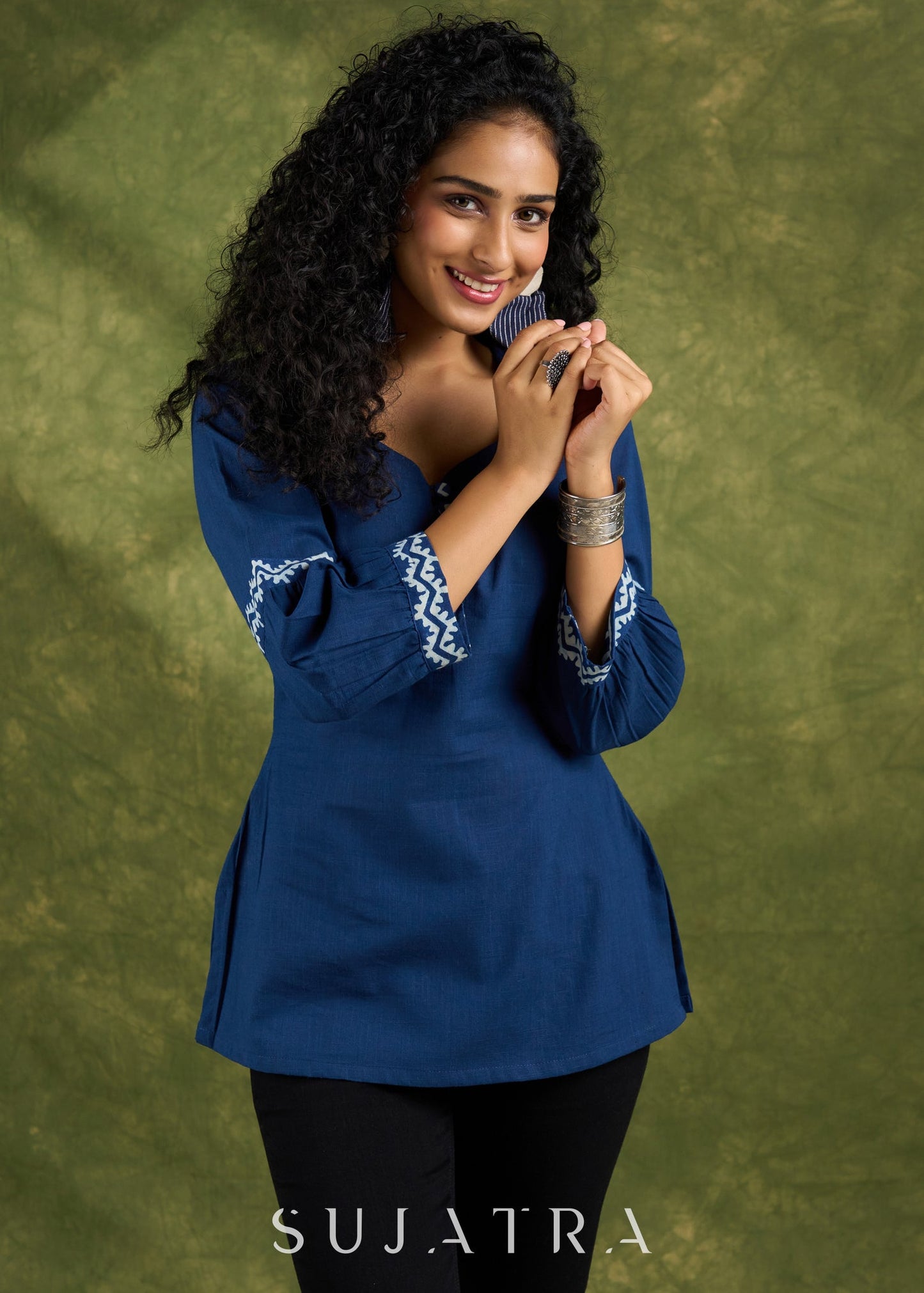 Haut en coton bleu marine avec manches froncées indigo.