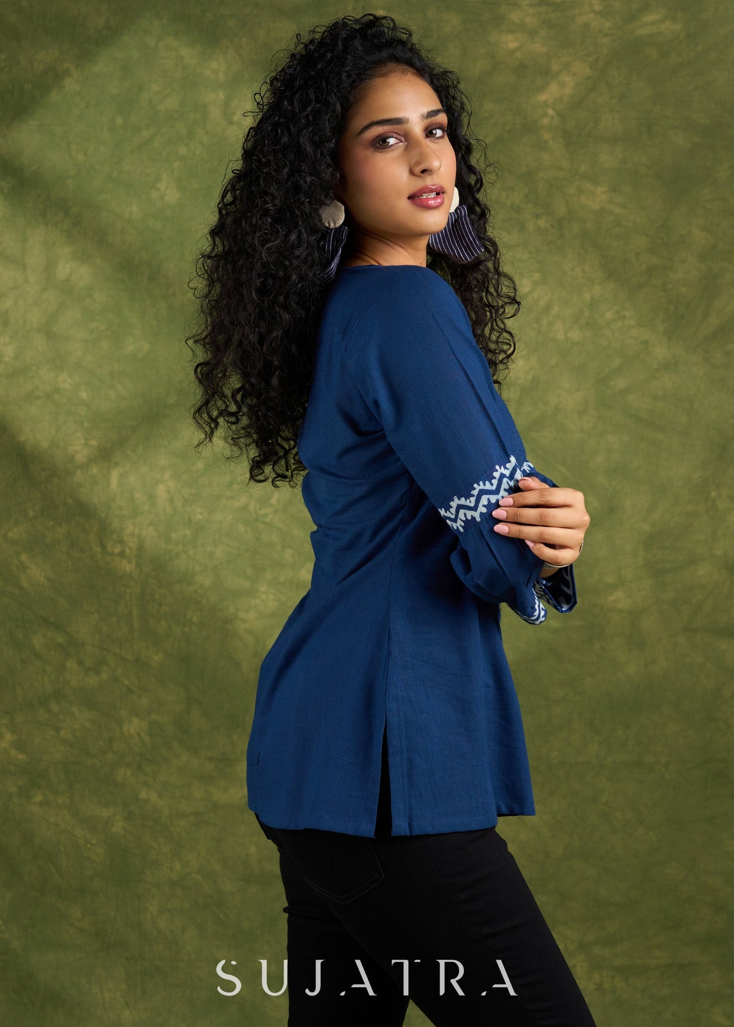 Haut en coton bleu marine avec manches froncées indigo.