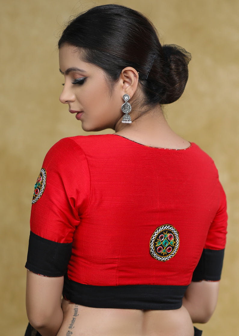 Blouse élégante en coton et soie, noire et rouge, à manches aux coudes, avec empiècement en miroirs, boutons noirs et passepoil Ikat