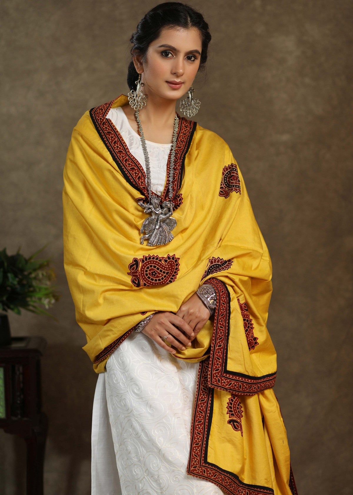 Dupatta en demi-soie jaune avec une élégante association Ajrakh