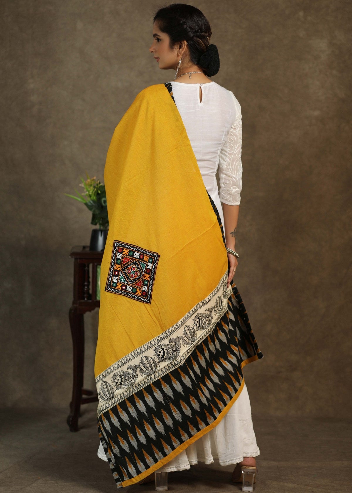 Élégante dupatta en coton moutarde avec peinture Madhubani exclusive faite à la main et travail de miroirs
