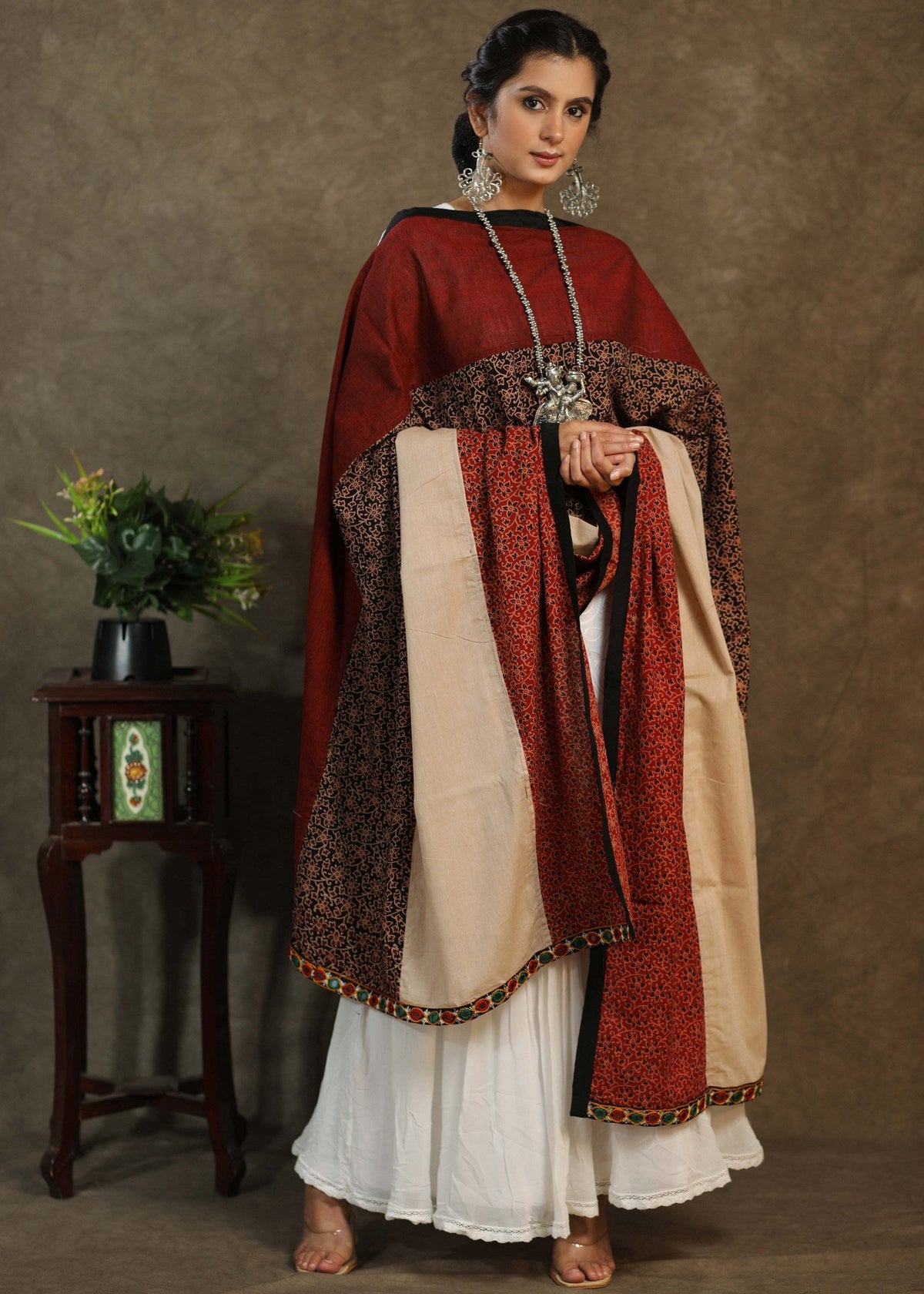 Élégant dupatta en coton avec motif Ajrakh et bordure ornée de miroirs