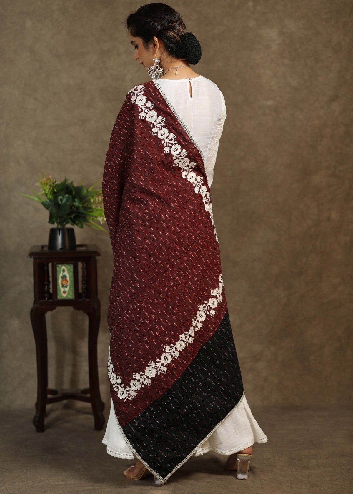Dupatta en Ikkat rouge et noir avec broderies complexes