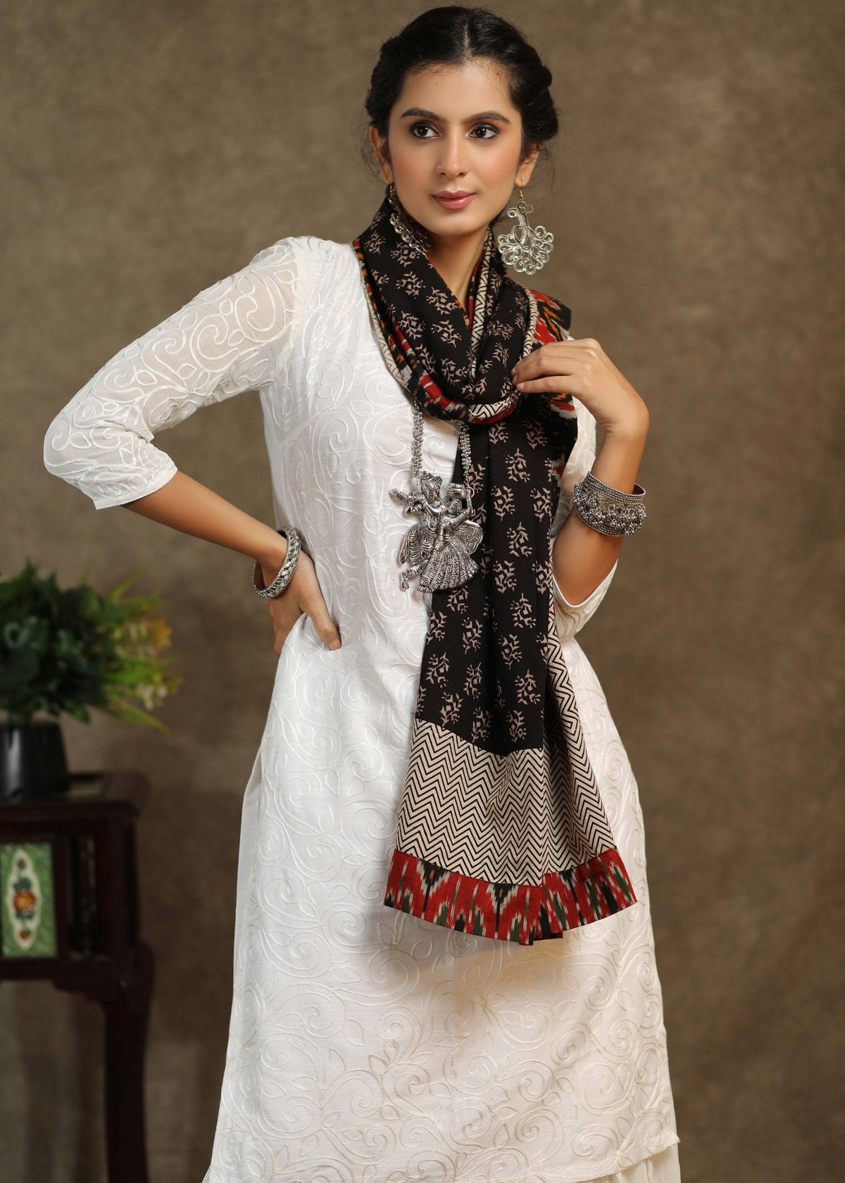 Beau dupatta noir Ajrakh avec bordure Ikkat multicolore