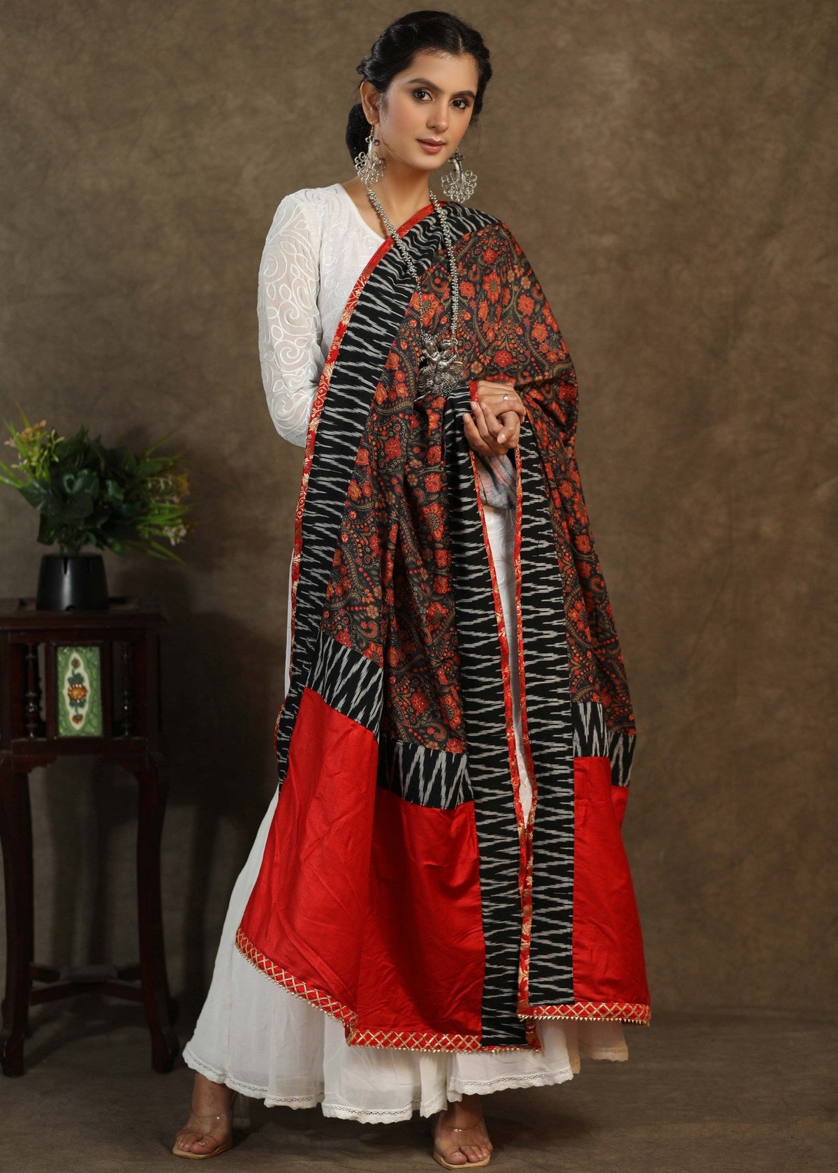 Dupatta rouge à imprimé avec bordure Ikkat noire et gota-patti