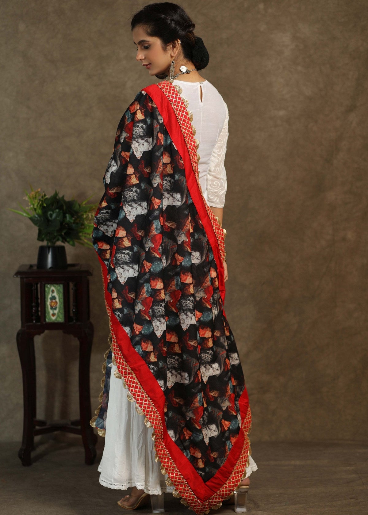 Dupatta rouge imprimé avec dentelle gota-patti exclusive