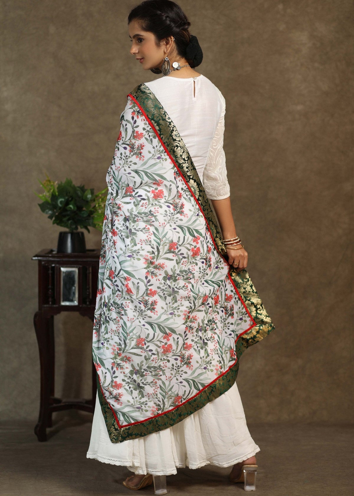 Dupatta à imprimé blanc avec bordure Banarasi verte