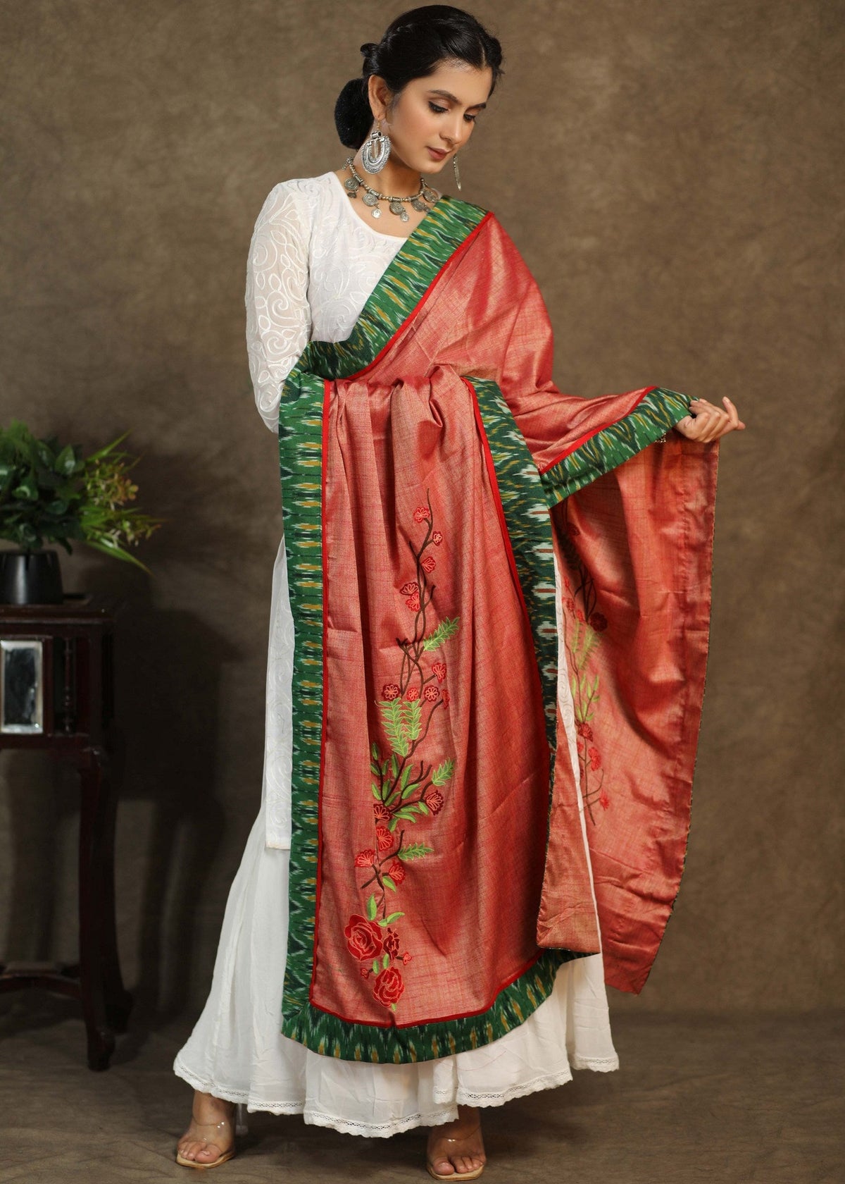 Dupatta rose en semi-soie avec broderie délicate et bordure Ikkat verte