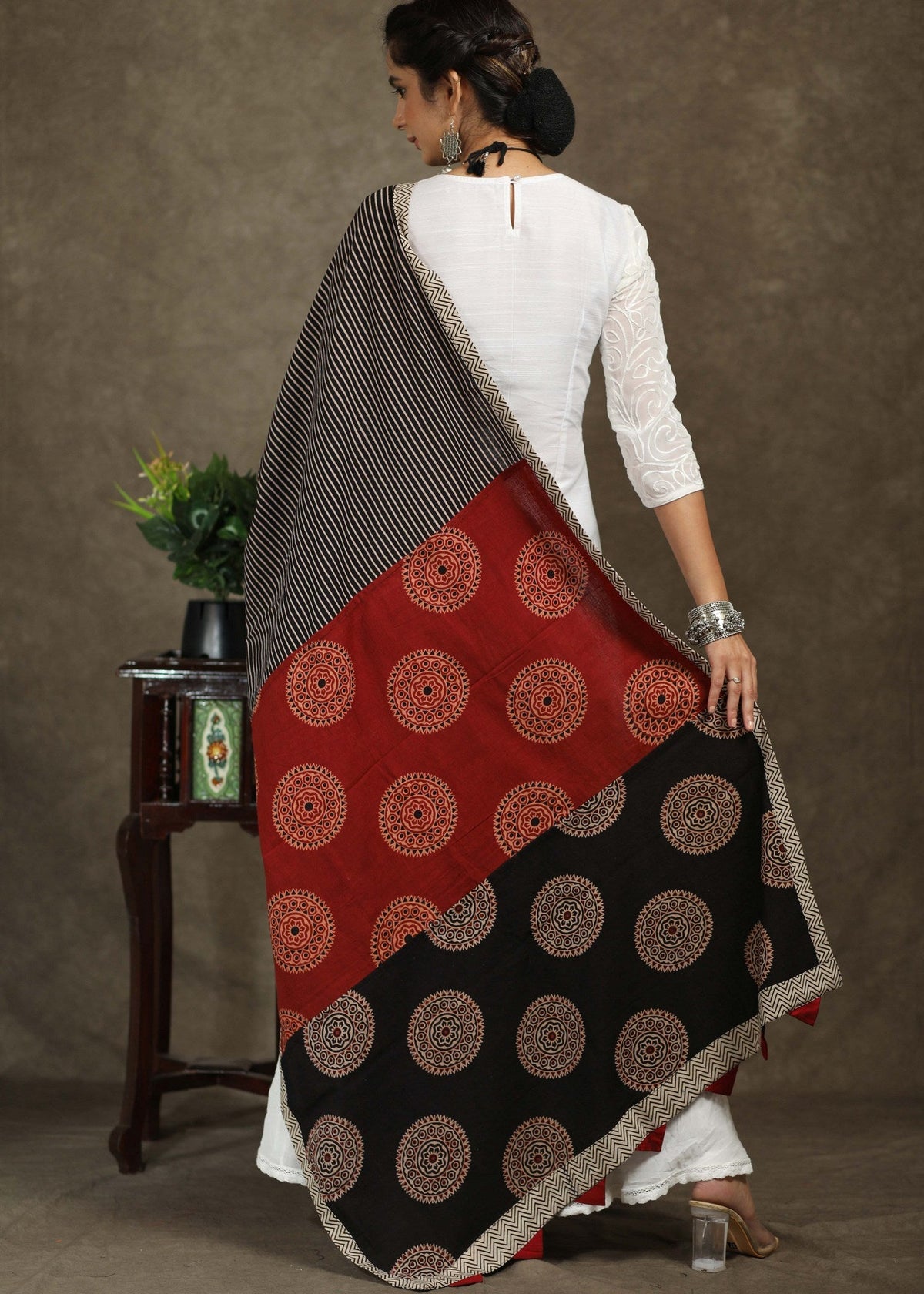 Dupatta exclusif Ajrakh combinant noir et marron