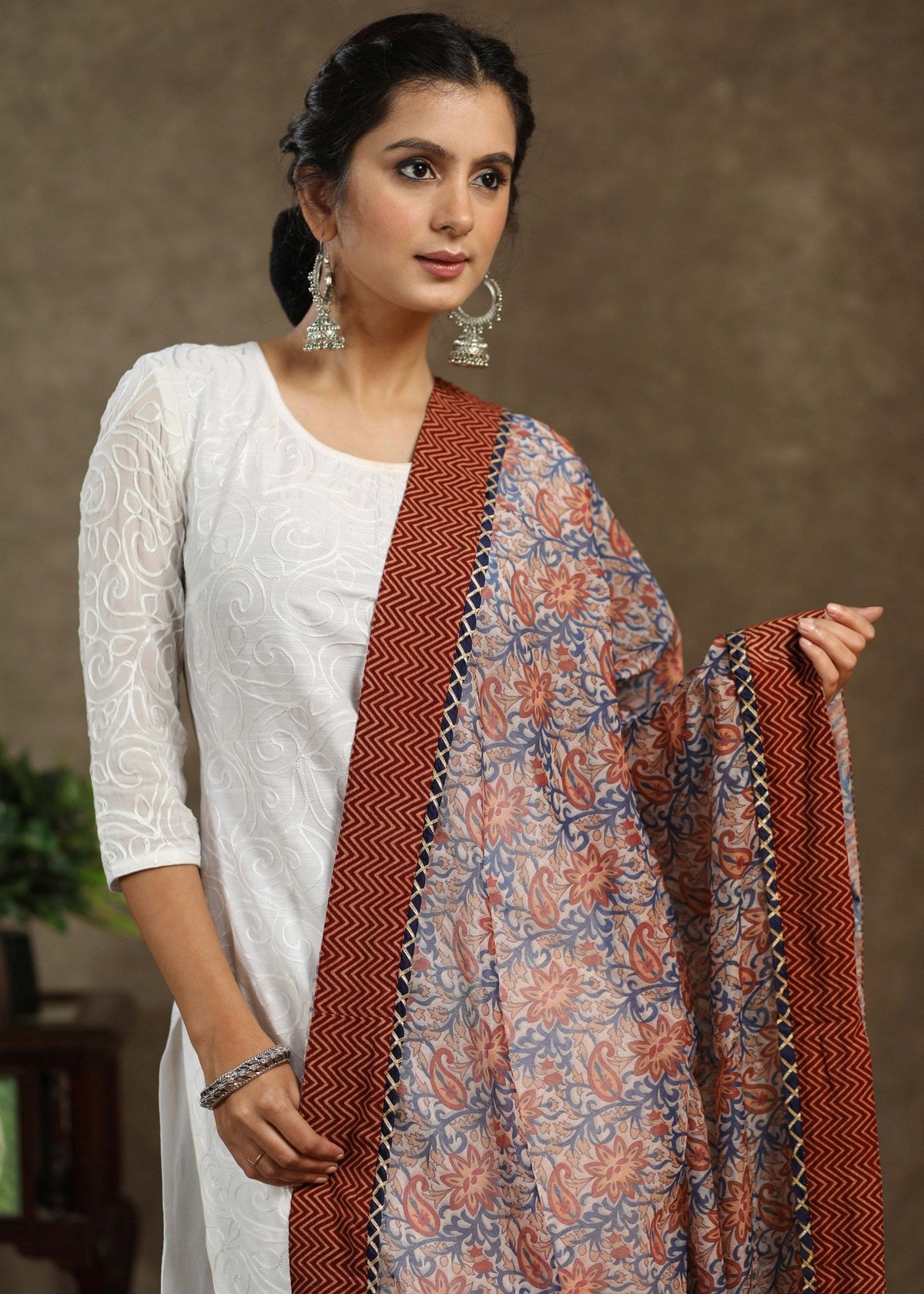 Dupatta à motifs floraux avec bordure Ajrakh