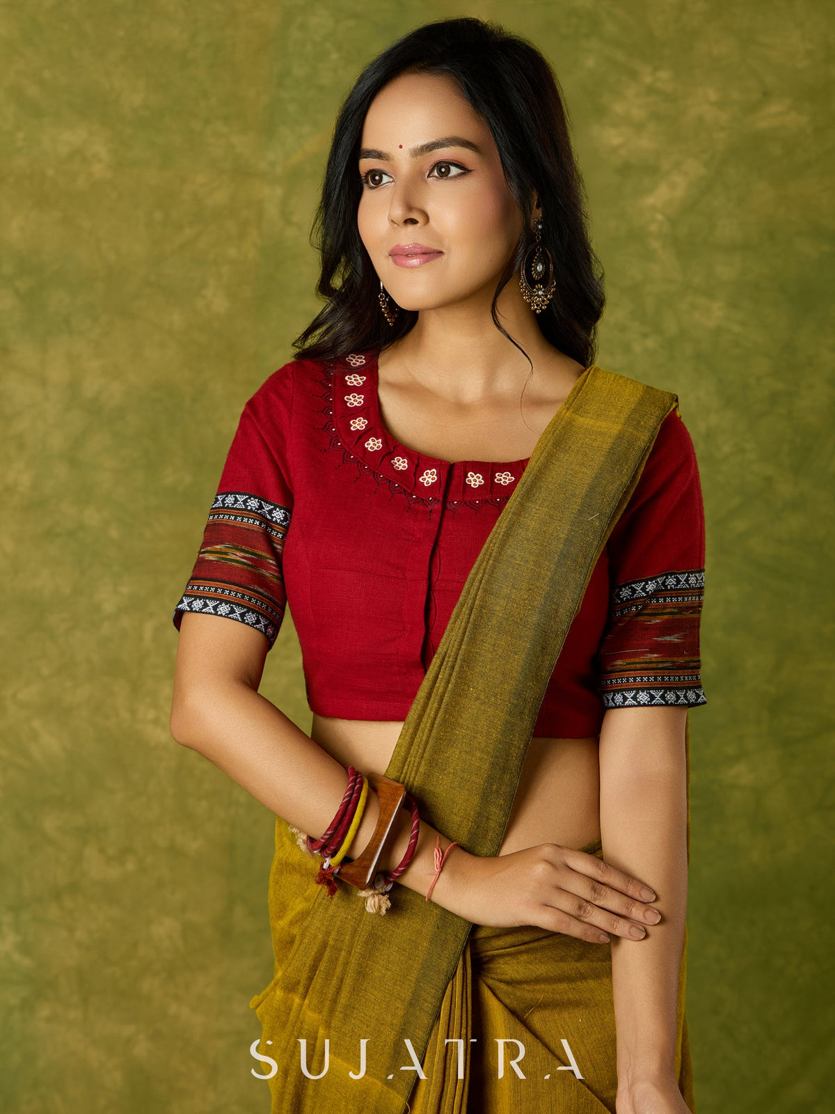 Magnifique chemisier en coton marron peint à la main avec une combinaison frappante de tissu ikat.