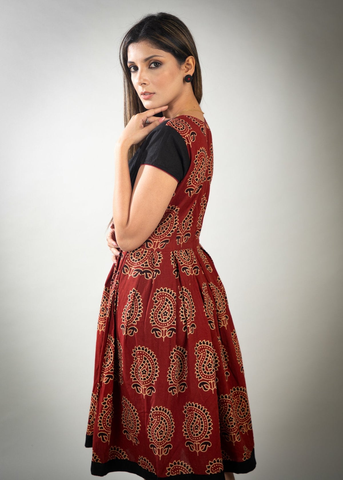 Robe en Ajrakh couleur rouille avec plis sur le haut