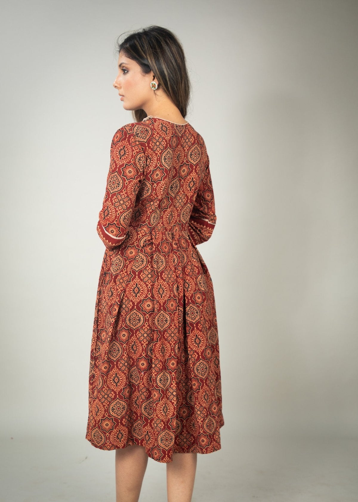 Robe imprimée Ajrakh rouille avec encolure asymétrique et détails contrastés