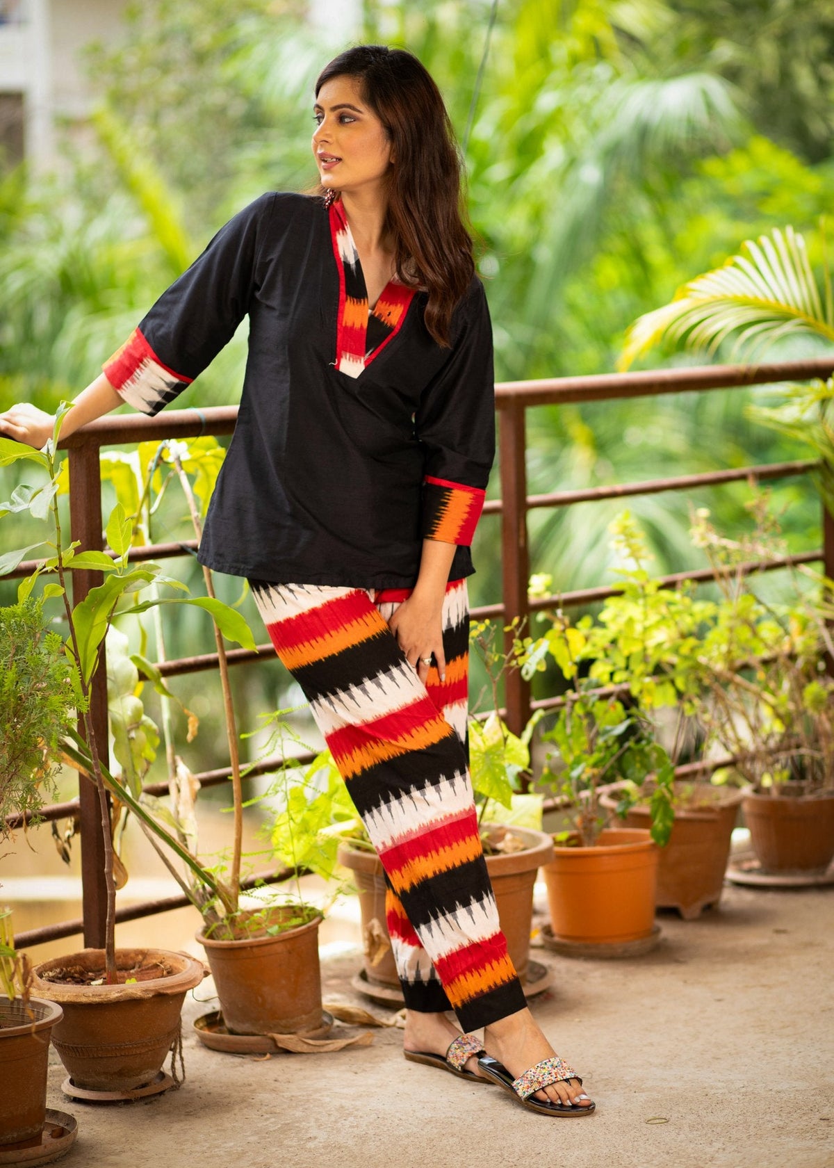 Haut exclusif en coton noir avec un look pantalon ikat coordonné en option