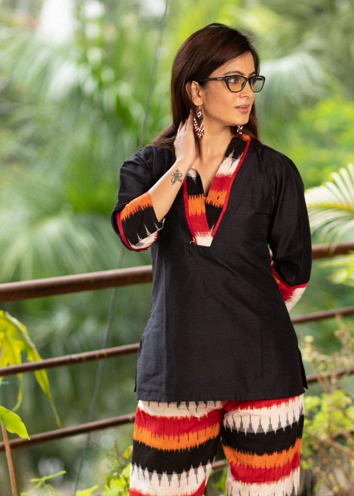 Haut exclusif en coton noir avec un look pantalon ikat coordonné en option