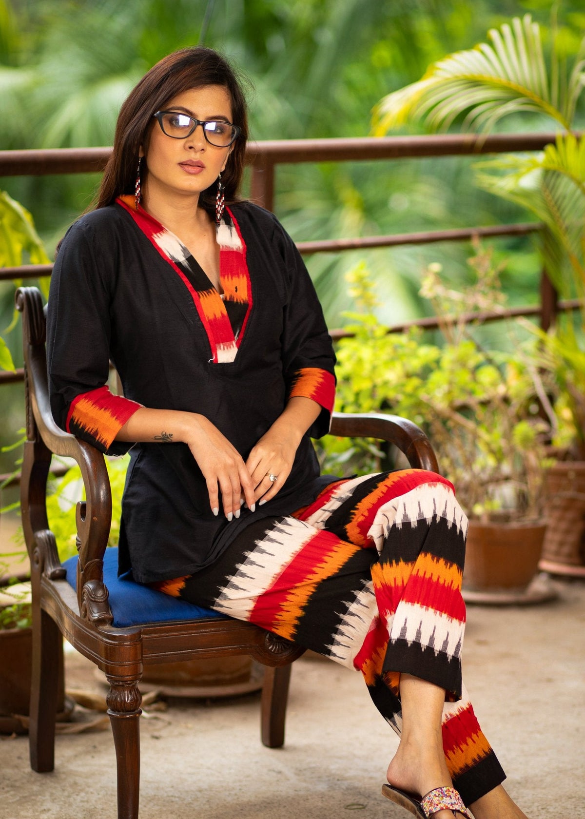 Haut exclusif en coton noir avec un look pantalon ikat coordonné en option