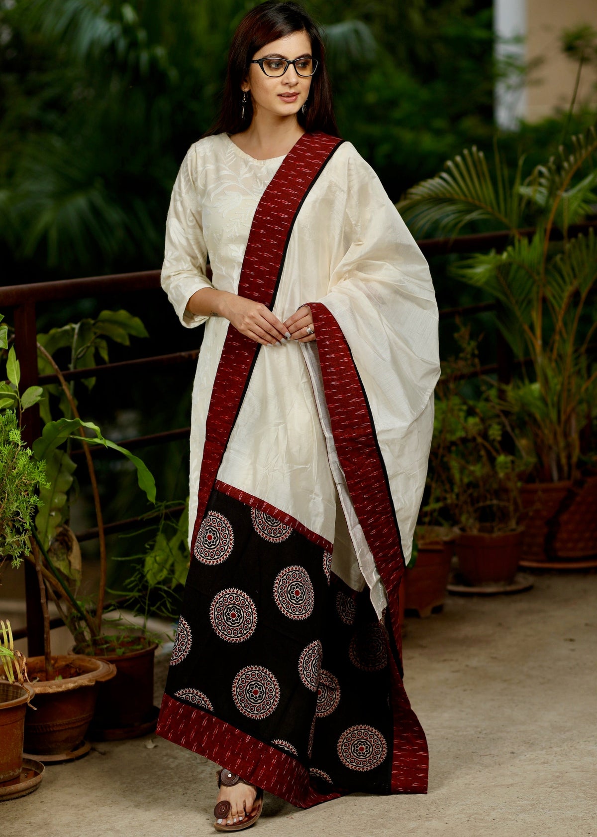Dupatta en Chanderi blanc cassé gracieux avec combinaison Ajrakh et Ikat