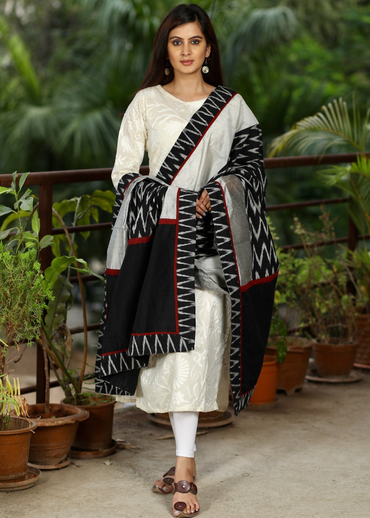 Dupatta gris en Chanderi avec motif ikat en zigzag