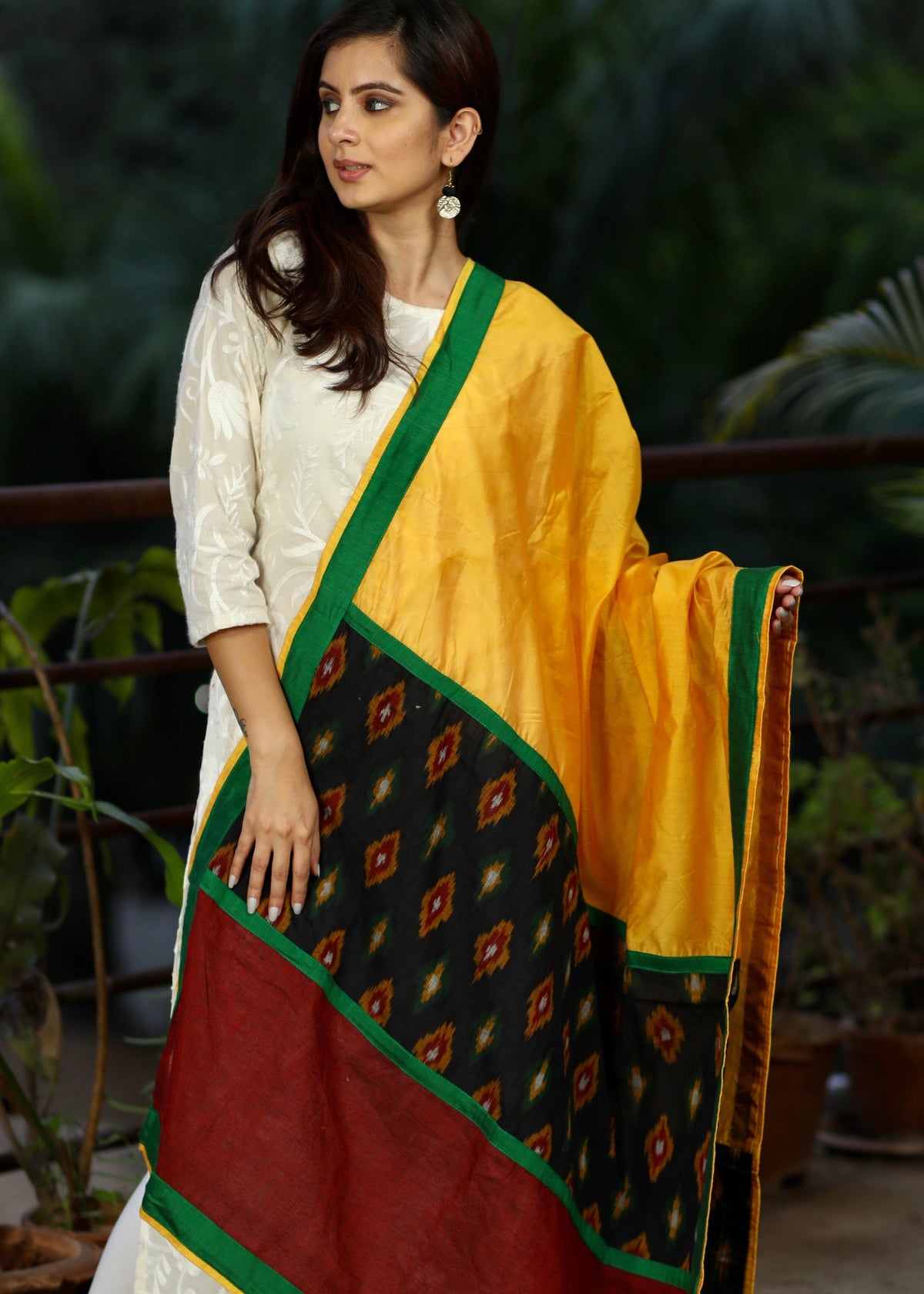 Dupatta en Chanderi jaune avec contraste Ikat