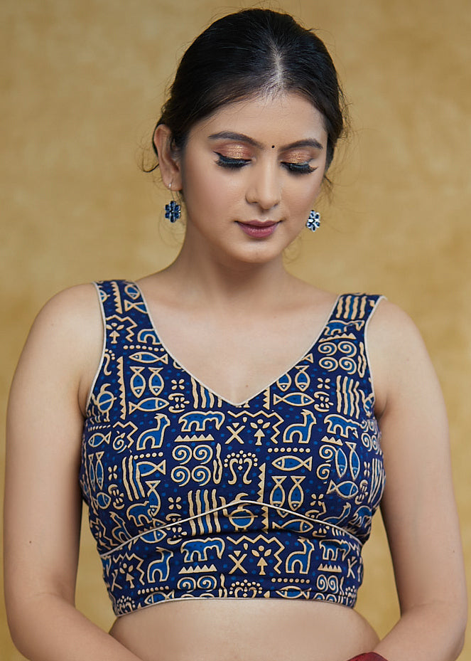 Élégant chemisier sans manches en coton bleu pur Ajrakh avec motif animalier traditionnel et détails crème