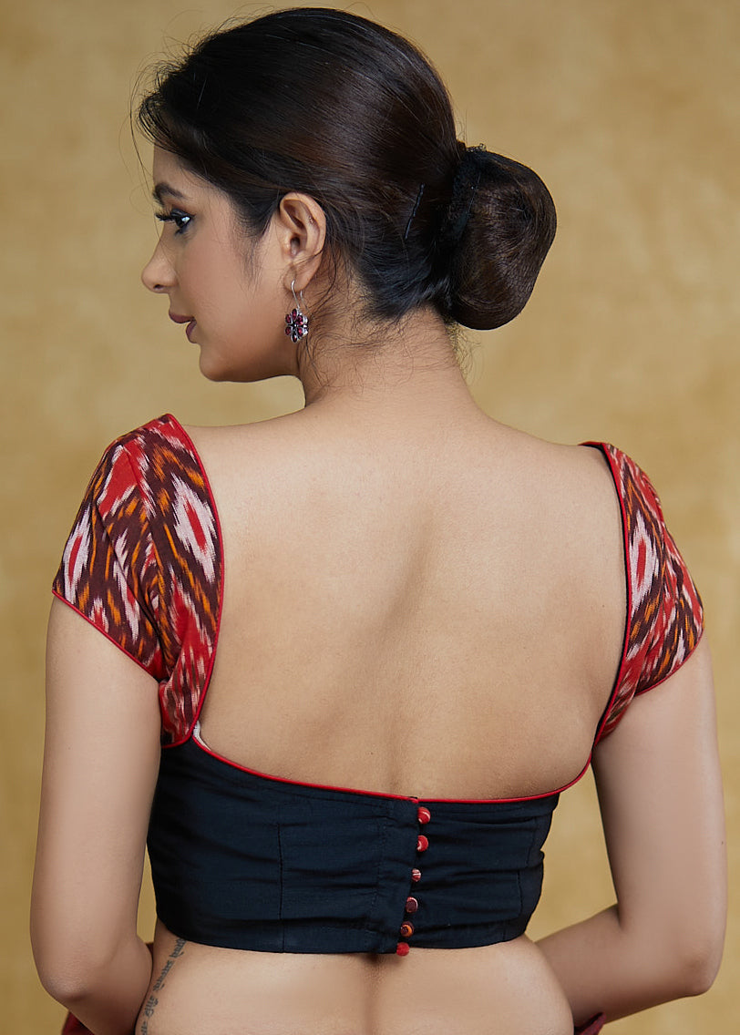 Magnifique chemisier noir en coton à encolure cœur avec manches et épaules en Ikat rouge