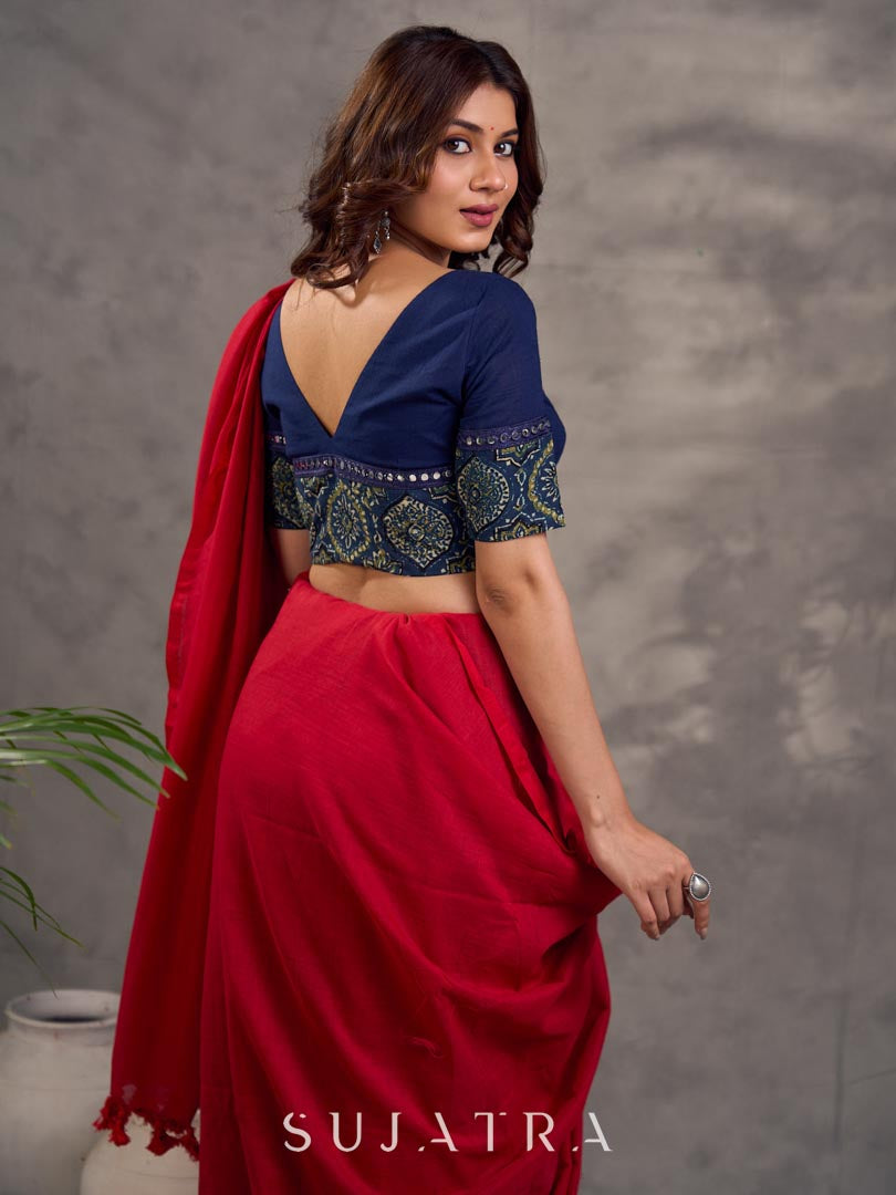 Blouse en coton bleu marine avec bordure imprimée Ajrakh et ornements en miroir