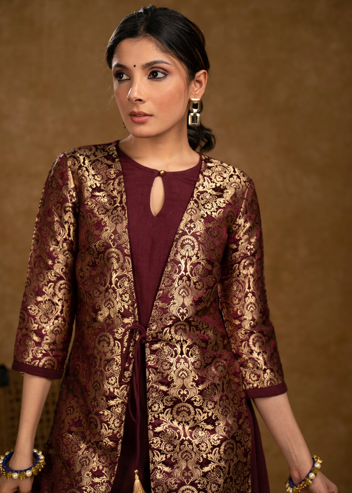 Robe en coton couleur vin chic avec veste en brocart intégrée